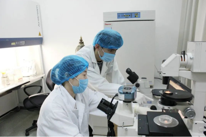 做親子鑒定是不是一定要本人親自到司法鑒定所讓工作人員采樣本？